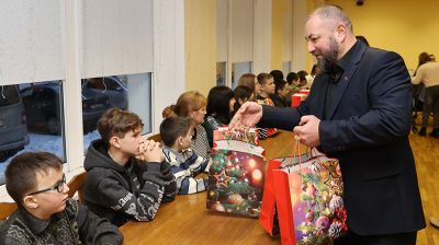 Ребятам из Донбасса вручили новогодние подарки общественные организации и фонд Талая