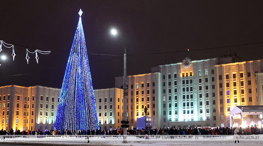 Более 16 тыс. новогодних огней зажглись на главной елке Могилевской области