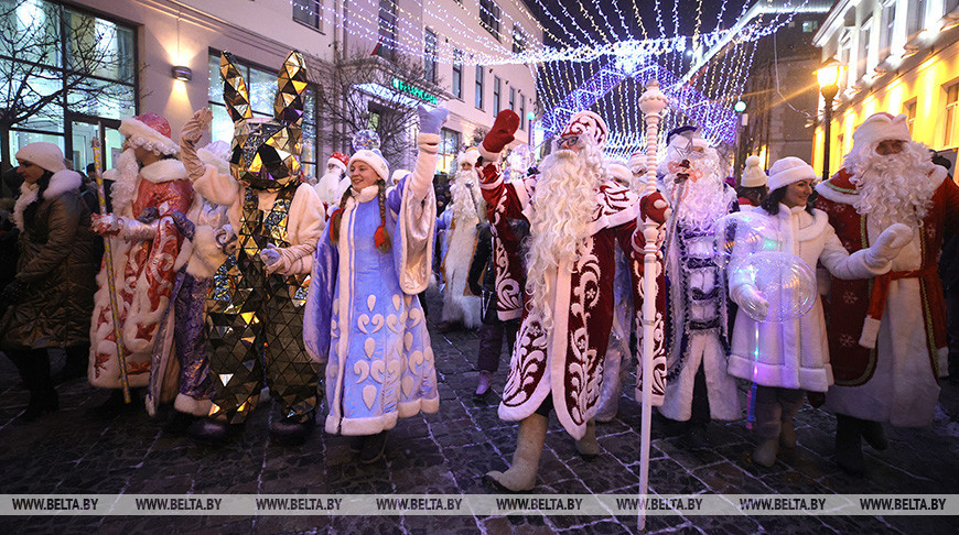 По центру Гродно прошли более 400 Дедов Морозов и Снегурочек