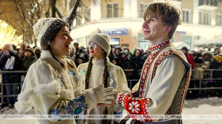 Огни на главной елке города зажгли в Бресте