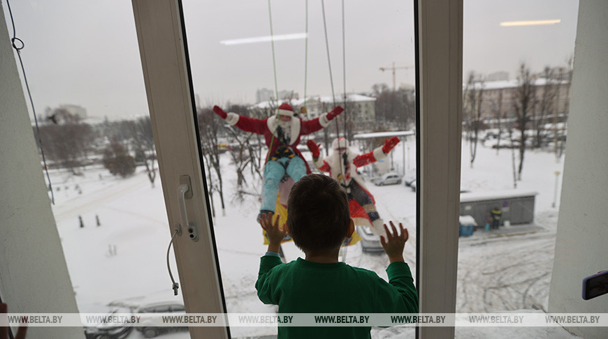 Маленьких пациентов РНПЦ детской хирургии необычно поздравили с новогодними праздниками