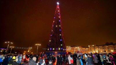 Огни главной новогодней елки зажглись в Витебске