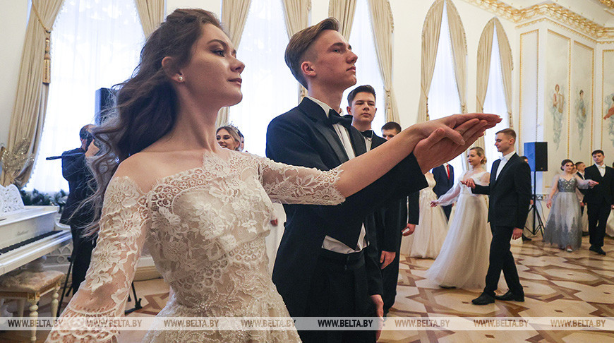 Новогодний бал одаренной молодежи прошел во дворце Пусловских
