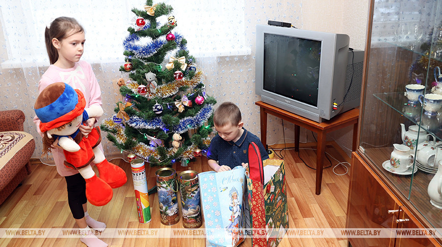 Бартош поздравил семью из Луганской области с наступающим Новым годом