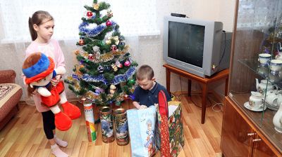 Бартош поздравил семью из Луганской области с наступающим Новым годом