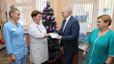 В Витебске профсоюзы вручили новогодние подарки маленьким пациентам в областной больнице