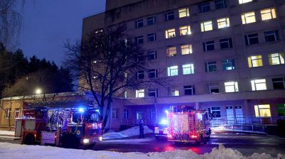 Работники МЧС поздравили детей в 4-й больнице Минска