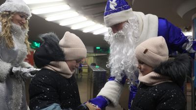 Дед Мороз и Снегурочка поздравили пассажиров Минского метрополитена