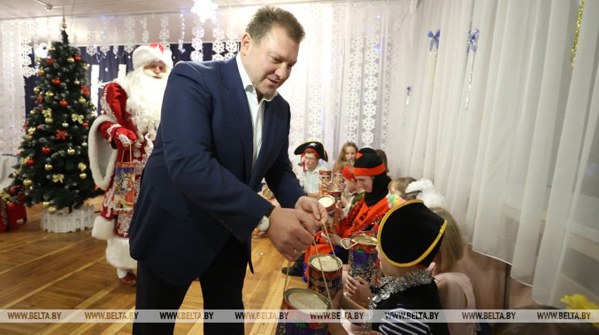 Воспитанников детского социального приюта в Борисове поздравили с новогодними праздниками