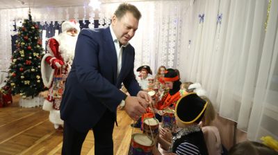 Воспитанников детского социального приюта в Борисове поздравили с новогодними праздниками