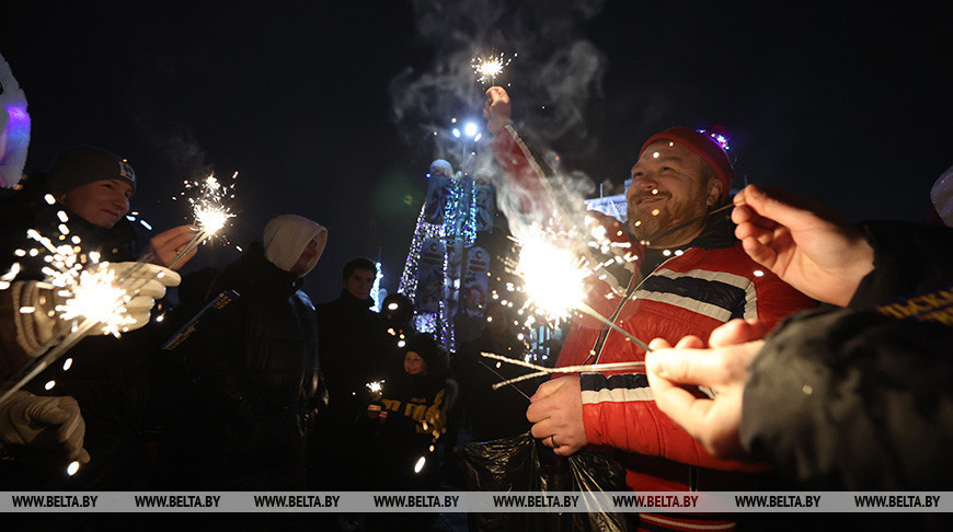 Минчане встретили новогоднюю ночь на праздничной площадке у Дворца спорта