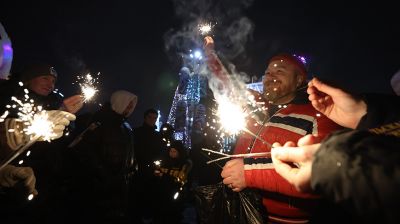 Минчане встретили новогоднюю ночь на праздничной площадке у Дворца спорта