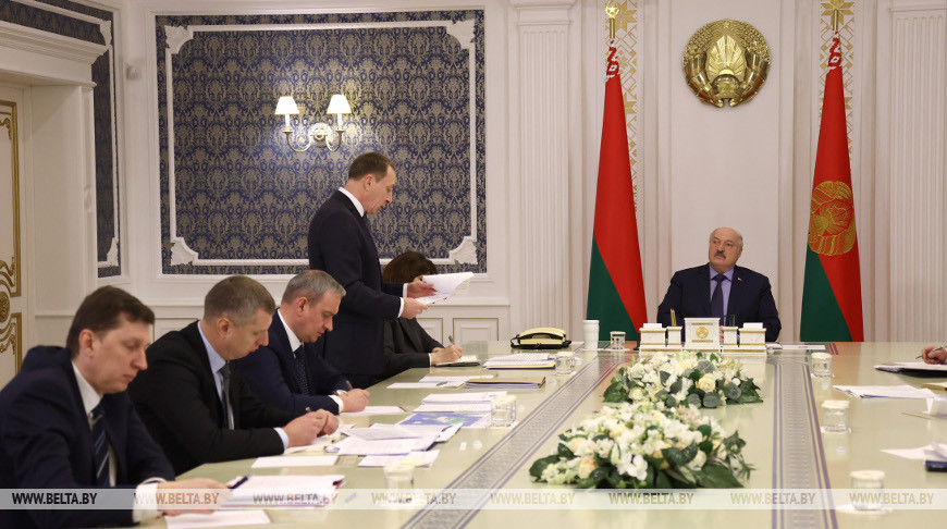 Лукашенко провел совещание по экспорту белорусских товаров
