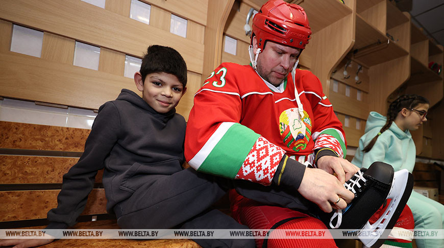 Хоккеисты команды Президента посетили детский дом в Бобруйске