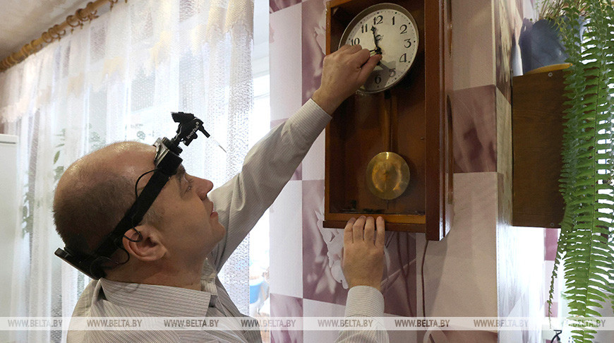 Житель Дрибина 15 лет возвращает к жизни старинные часы