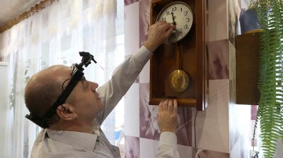 Житель Дрибина 15 лет возвращает к жизни старинные часы