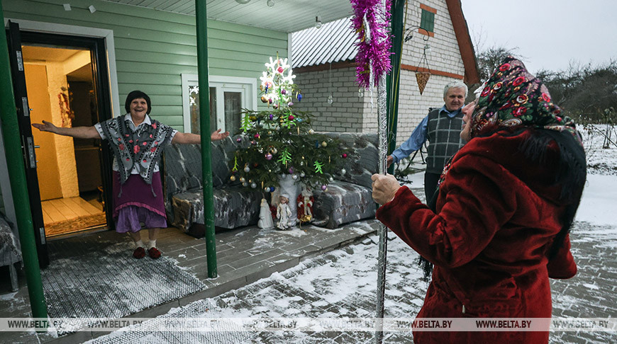 В Пинском районе "серебряные" волонтеры поздравили одиноких пожилых людей с Колядами