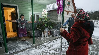 В Пинском районе "серебряные" волонтеры поздравили одиноких пожилых людей с Колядами