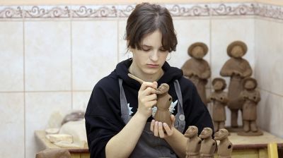 Мастера Мозырской фабрики художественных изделий сохраняют уникальные технологии изготовления керамики