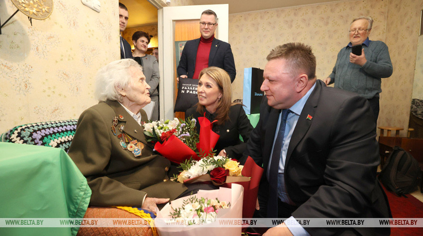 Фронтовую медсестру, ветерана Евгению Коновалову поздравили со столетием