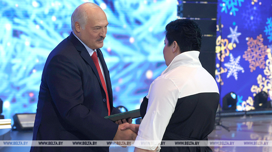 Лукашенко вручил государственные награды журналистам и работникам культуры