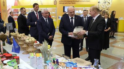 Лукашенко посетил выставку "Беларусь интеллектуальная"