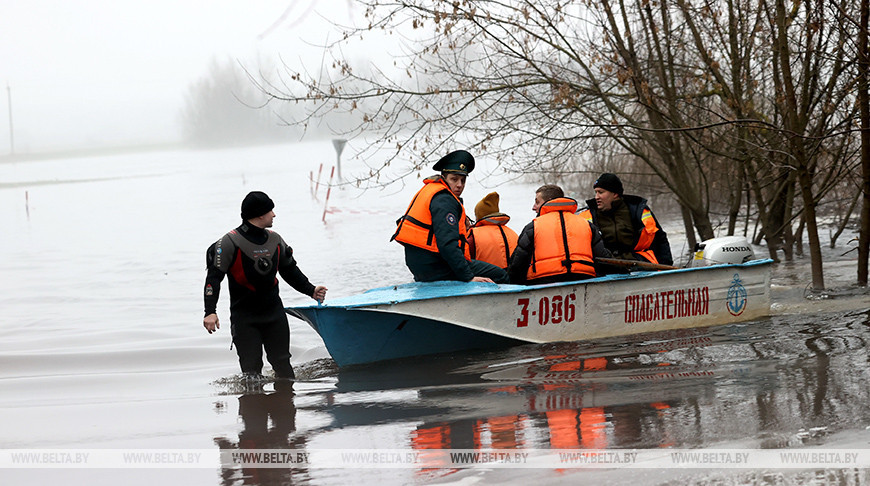 Лодочную переправу по подтопленной паводком дороге организовали к поселку в Ветковском районе