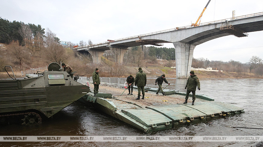 Военные инженеры увеличили длину понтонной переправы для пешеходов возле Нового моста в Гродно