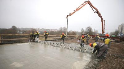 Капремонт моста в Гродно по ул.Поповича: идет бетонирование пролетов