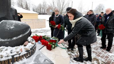 Цветы к памятному знаку на месте Витебского гетто возложили в день памяти жертв холокоста