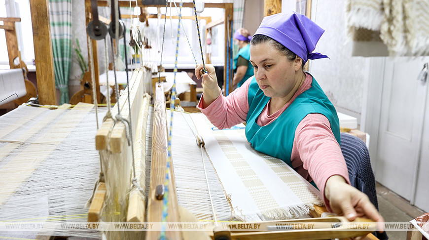 Уникальные технологии ткачества сохраняют на фабрике художественных изделий в Пинске