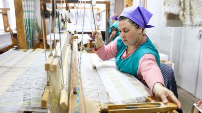 Уникальные технологии ткачества сохраняют на фабрике художественных изделий в Пинске