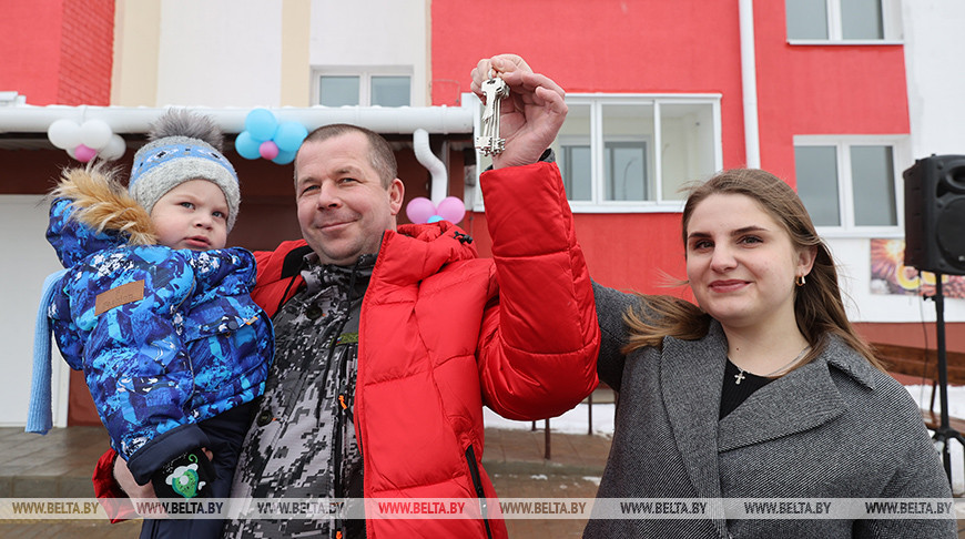 Ключи от новых квартир вручили жителям дома с электроотоплением в Бешенковичах