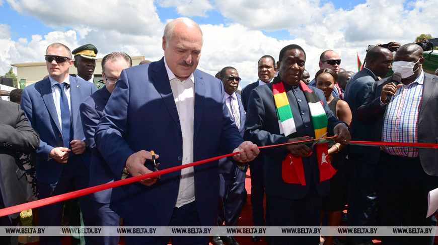 Лукашенко и Мнангагва приняли участие в церемонии передачи белорусской техники зимбабвийским аграриям