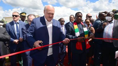 Лукашенко и Мнангагва приняли участие в церемонии передачи белорусской техники зимбабвийским аграриям