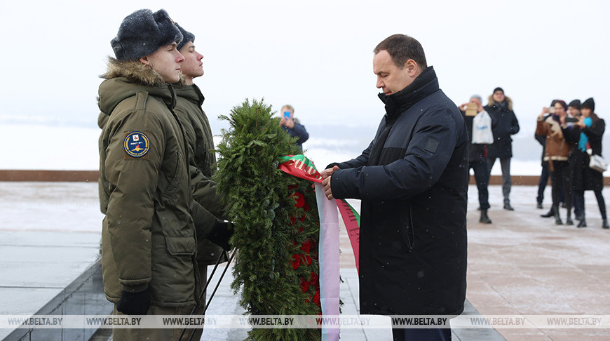 Головченко принял участие в церемонии возложения венка к мемориальному комплексу "Вечный огонь"