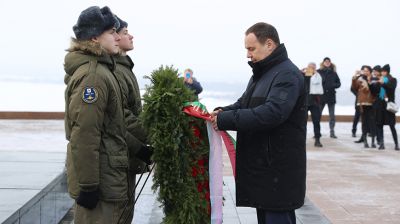 Головченко принял участие в церемонии возложения венка к мемориальному комплексу "Вечный огонь"