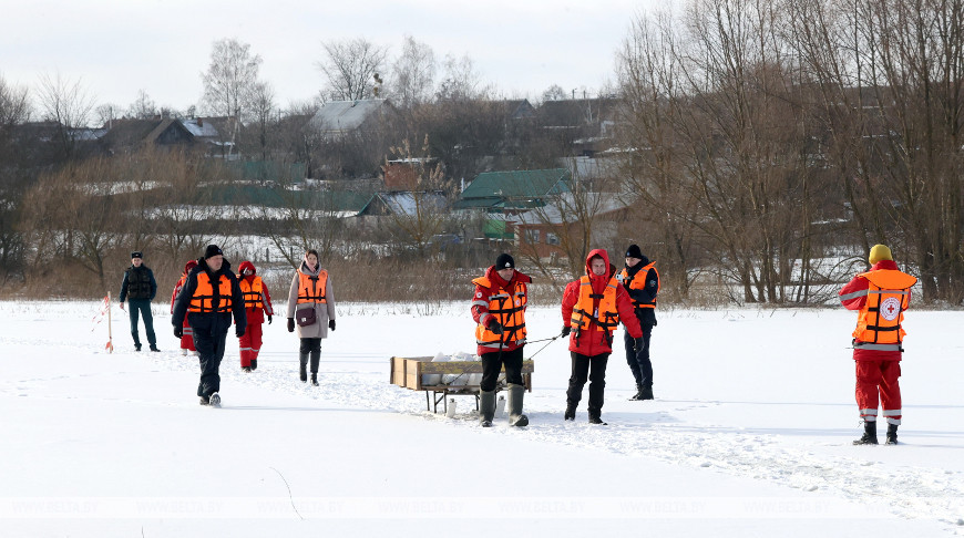 Красный Крест доставляет гуманитарную помощь в деревню Поляновку