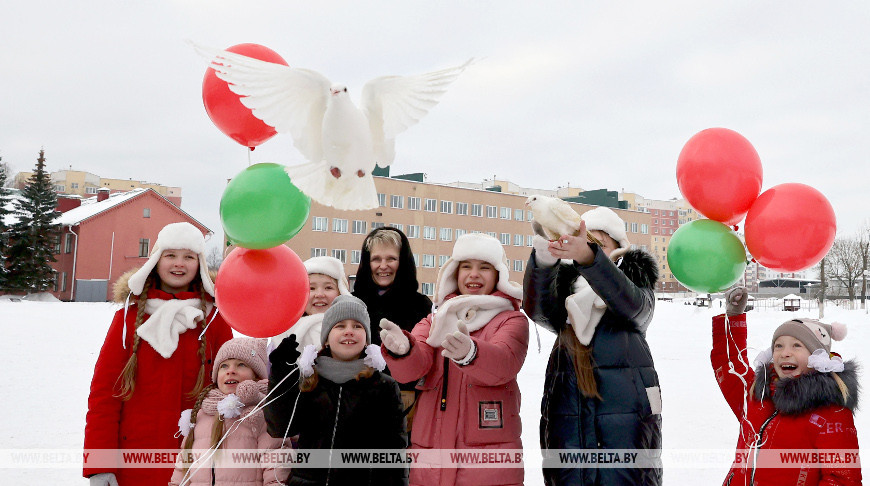 Старт мероприятиям в честь Года мира и созидания дали витебские десантники и профсоюзы