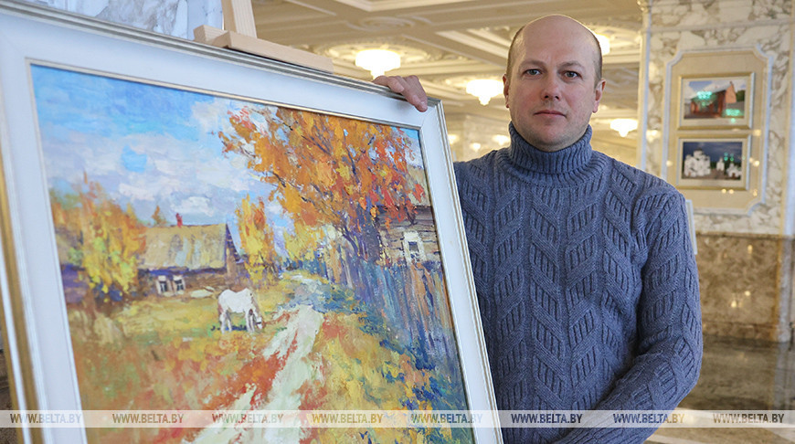 Белорусский художник представил авторскую экспозицию во Дворце Независимости