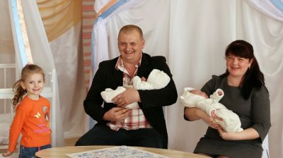 Торжественная регистрация новорожденных прошла в ЗАГСе городского поселка Октябрьский