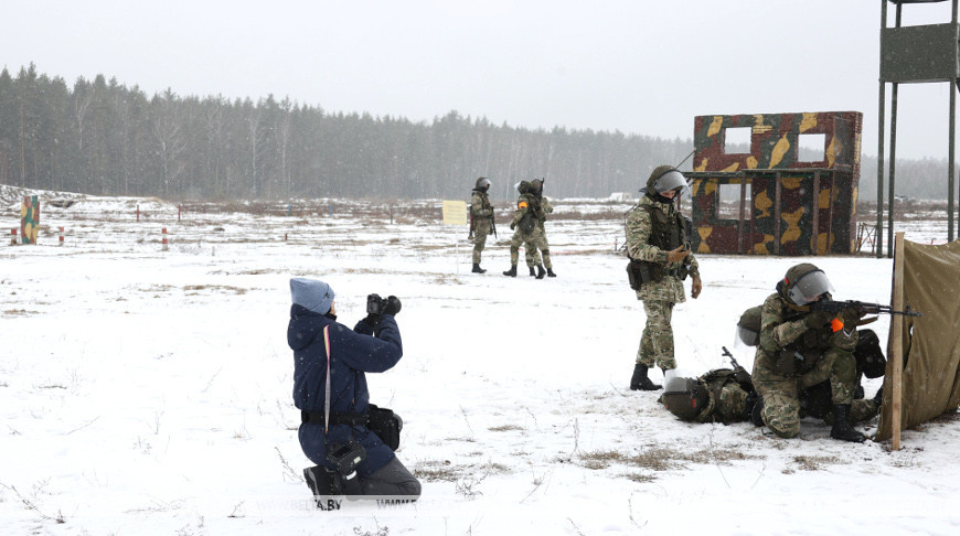 Зарубежные и белорусские журналисты посетили Военную академию
