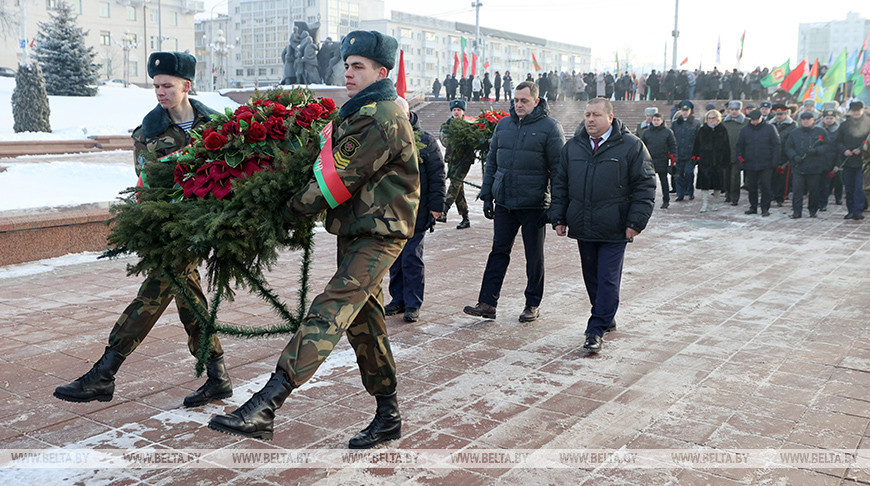 Церемония возложения цветов и венков ко Дню защитников Отечества прошла в Витебске