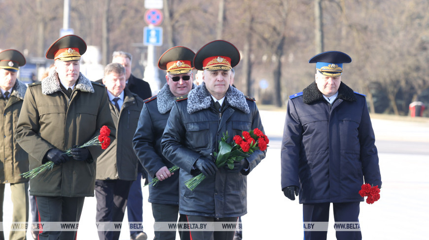 Руководители Совета безопасности и Минобороны возложили цветы к монументу Победы