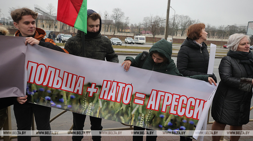 Пикет против закрытия границ прошел возле здания генконсульства Польши в Гродно