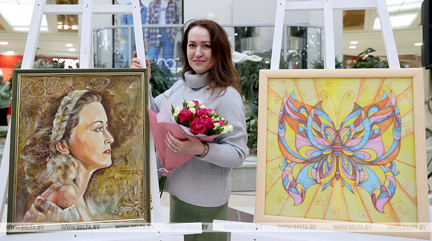 Художница из Минска представила работы на выставке "Ее рук дело"