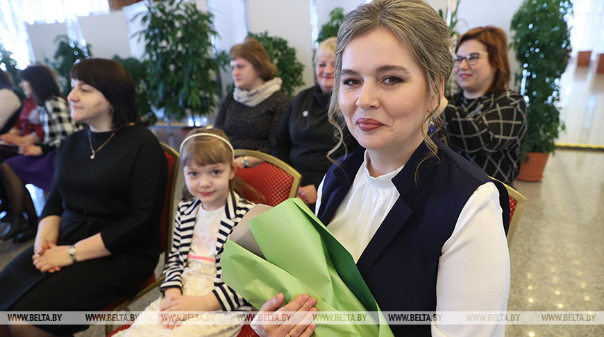 Орден Матери вручили 25 многодетным женщинам Минской области