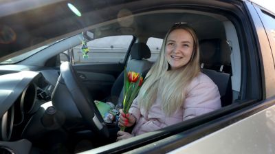 В Минске сотрудники ГАИ поздравили женщин-водителей накануне праздника