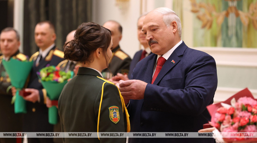 Лукашенко вручил госнаграды и генеральские погоны