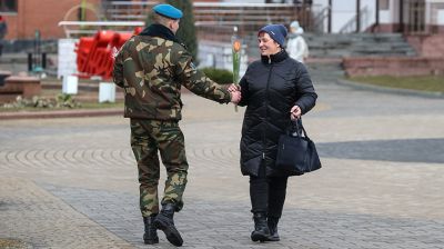 В Бресте военнослужащие поздравили женщин с праздником 8 Марта